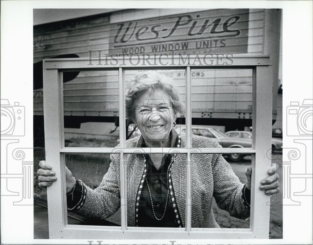 1986 Press Photo Yvonne Bunny Park with her Wes-Pine Millwork window. - Historic Images