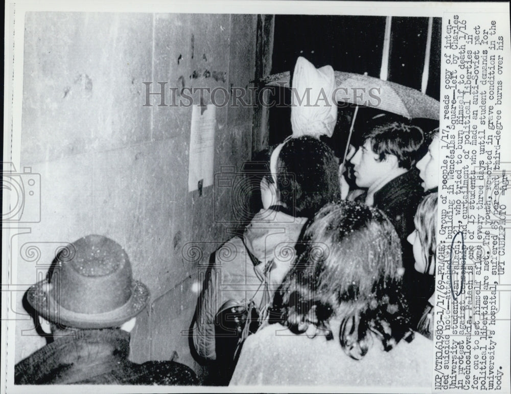 1969 Press Photo Group of people reading suicide note of Jan Palach. - Historic Images