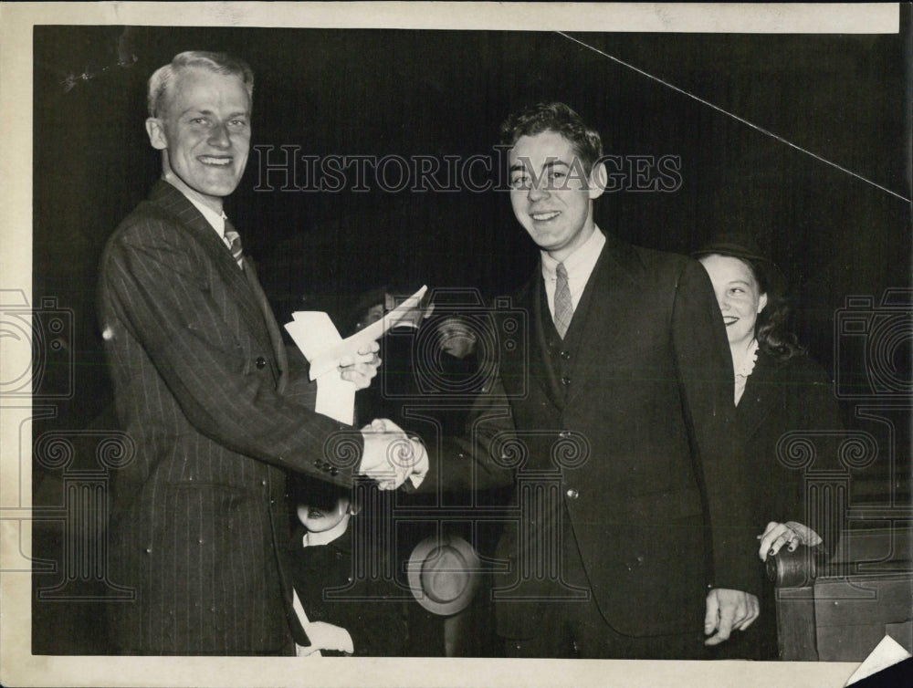 1940 Press Photo Rev Harry Kruener greets parishoner Ivan Frantz Harvard medical - Historic Images