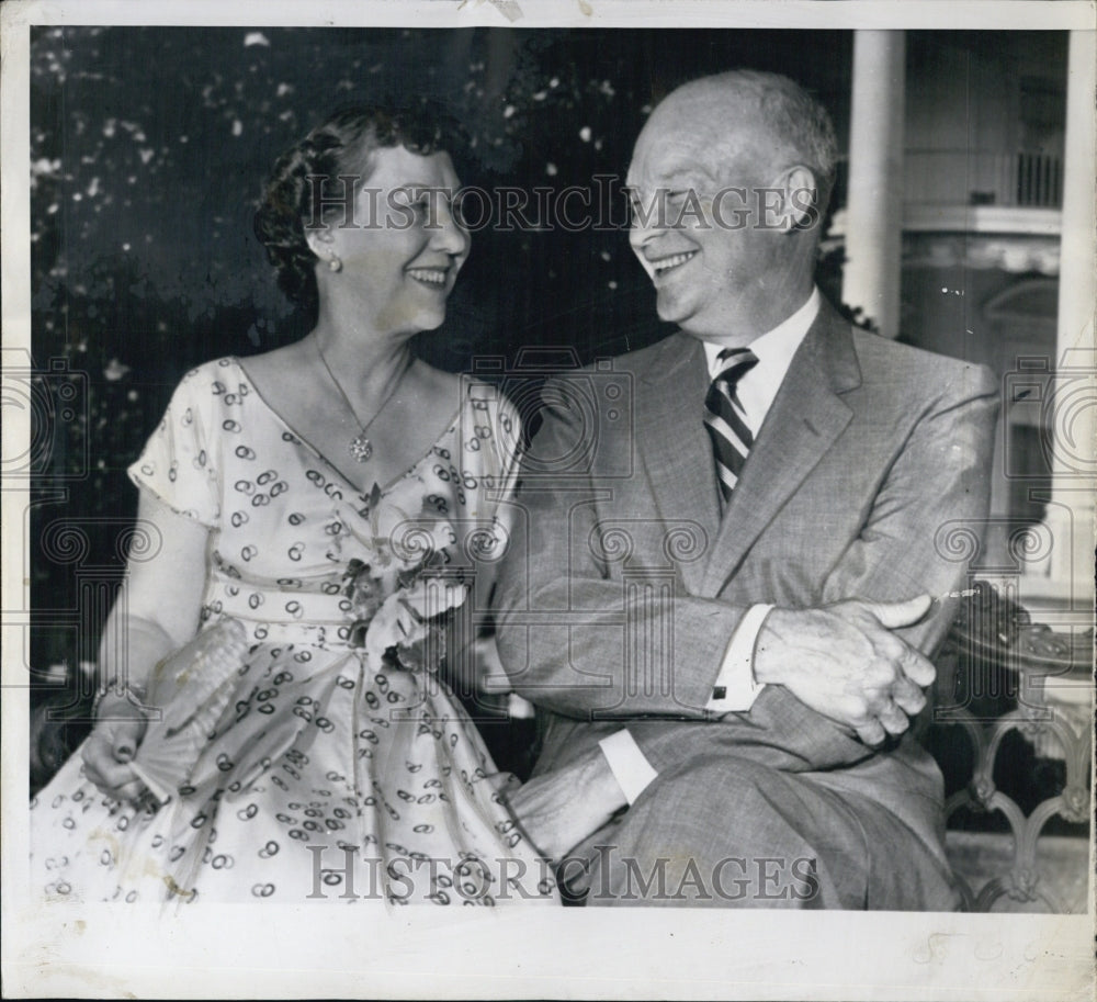 1954 Press Photo Pres & Mrs Eisenhower White House grounds 38th Anniversary - Historic Images