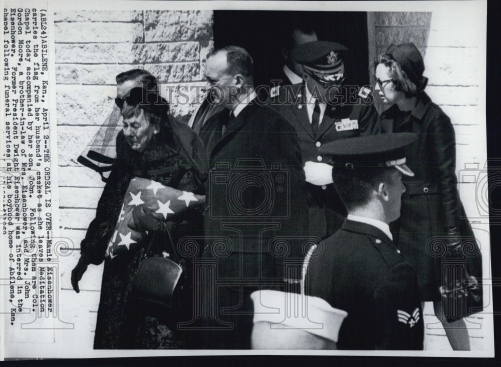 1969 Press Photo Mamie Eisenhower carries flag from her husband's casket - Historic Images