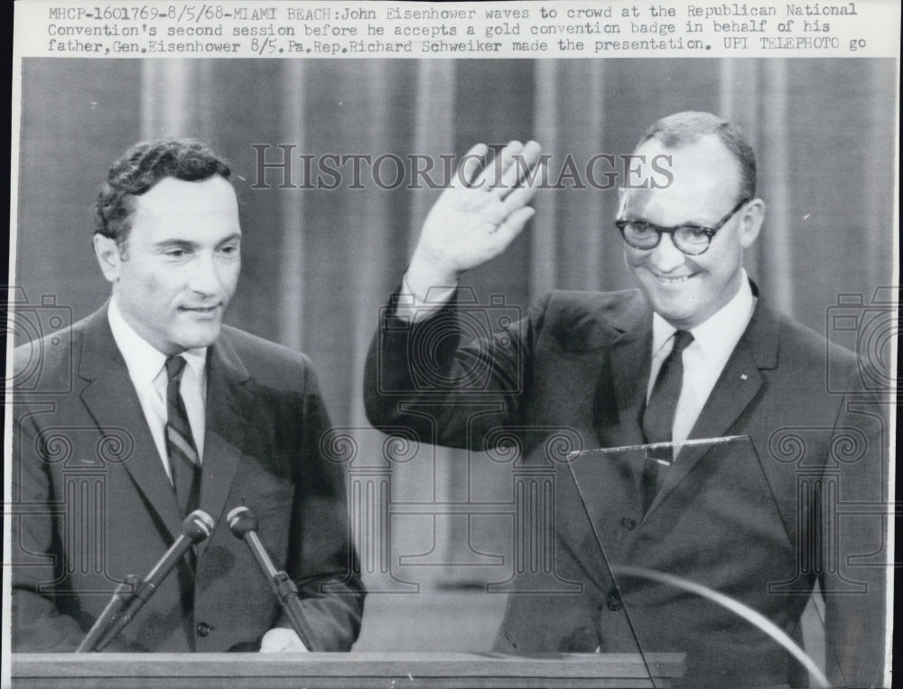 1968 Press Photo John Eisenhower waves to the crowd at the republican - Historic Images