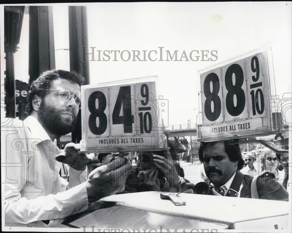 1979 Press Photo Glen Heller Highest Price Gasoline in US - Historic Images