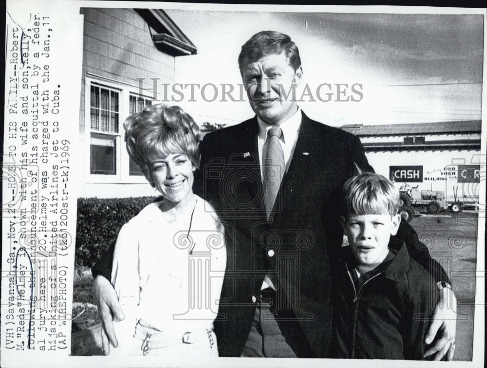 1969 Press Photo Robert M.&quot;Reds&quot; Helmeywith Wife and Son ,Aquitted Hijacker - Historic Images