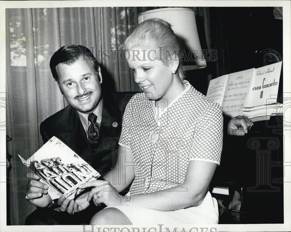 1971 Press PhotoChief Auctioneer Herbert Abramson Mrs Ernest Henderson - Historic Images