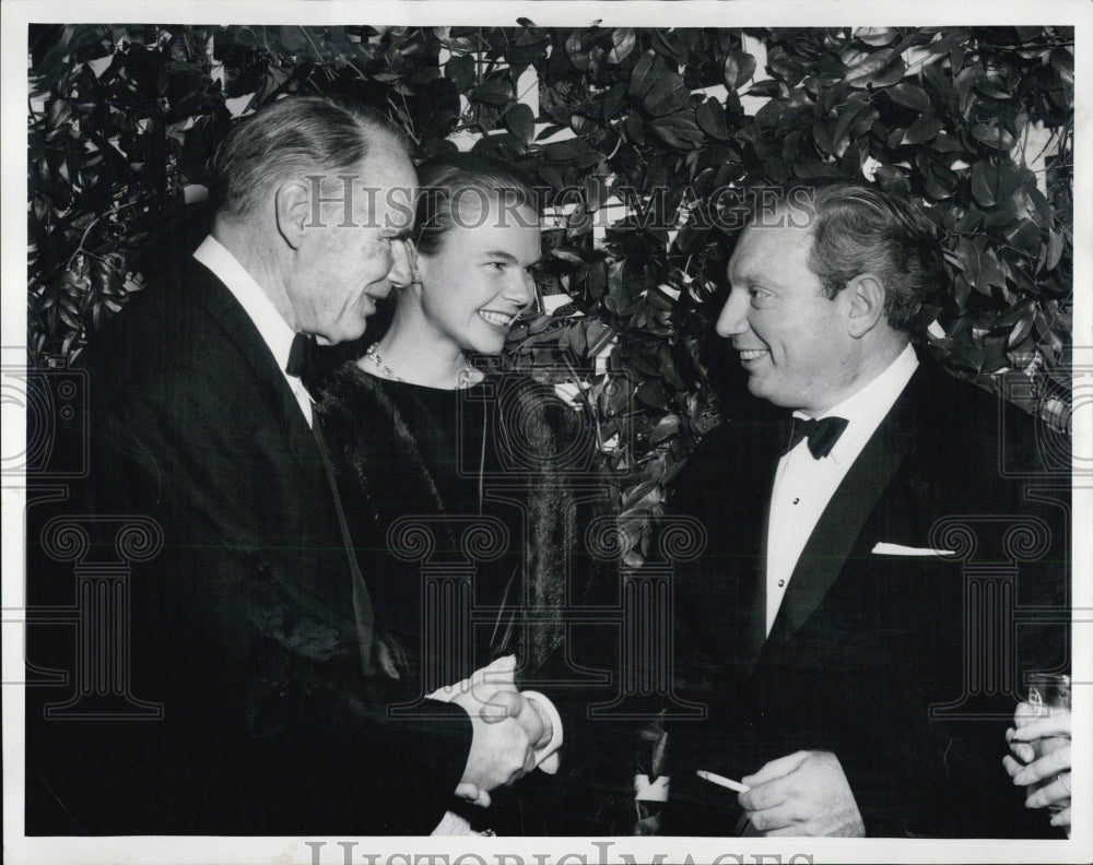 1964 Press Photo Ernest Henderson & his daughter greet Isaac Stern - Historic Images