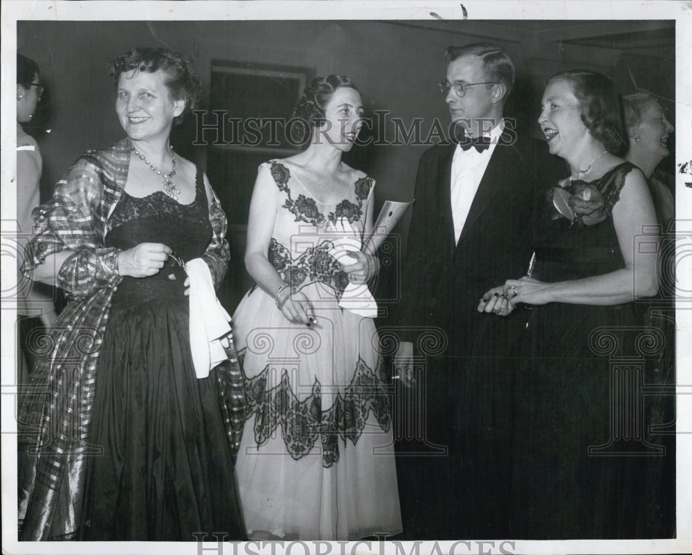 1957 Press Photo Mrs. Ernest Henderson,Harris F.,Edwin Sreen chatting - Historic Images