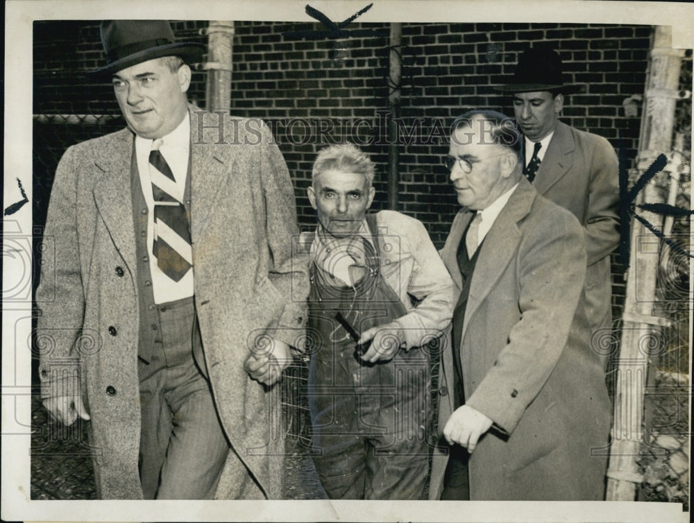 1948 Press Photo Gunman Salvator Rosi Arrested by U.S. Marshals - RSG93299 - Historic Images