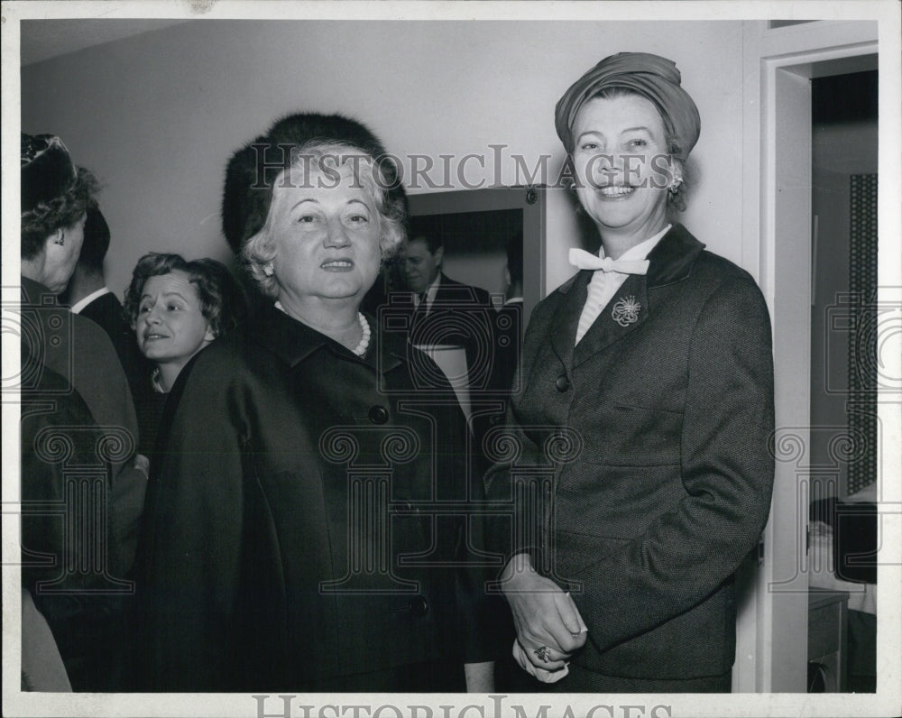 Press Photo Mrs. Louis Heller and Mrs. Charles Roy - Historic Images