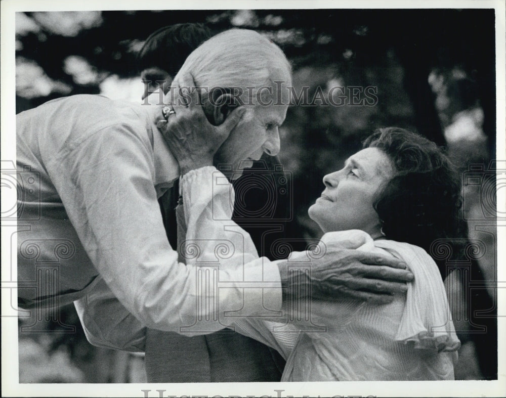 1984 Press Photo Writer John Hersey and Actress Patricia Neal Embrace - Historic Images