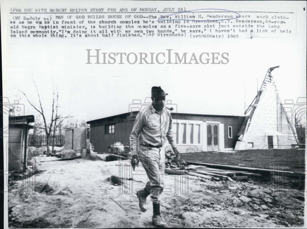 1965 Press Photo Rev. William Henderson Walks By Church - Historic Images