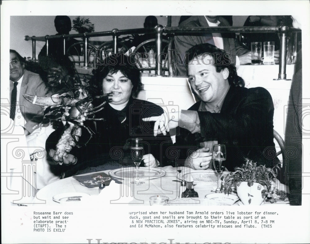 Press Photo Surprised when her husband Tom Arnold orders Live Lobster for Dinner - Historic Images