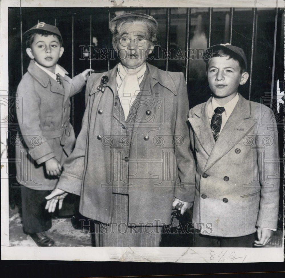 1953 Press Photo As demonstrators called for clemancy for Ethel and Julius - Historic Images