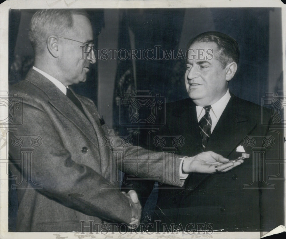 1949 Press Photo President Truman presents a medal for exceptional services to - Historic Images