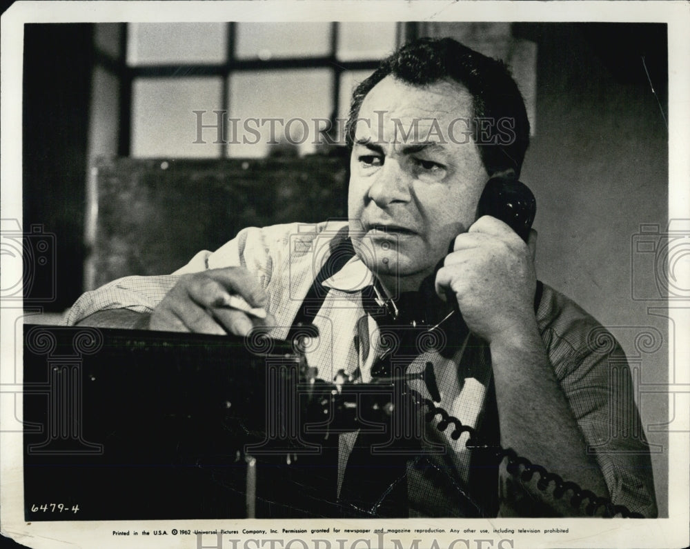 1962 Press Photo Leo McKern as Bill McGuire in&quot;The Day The Earth Caught Fire&quot; - Historic Images