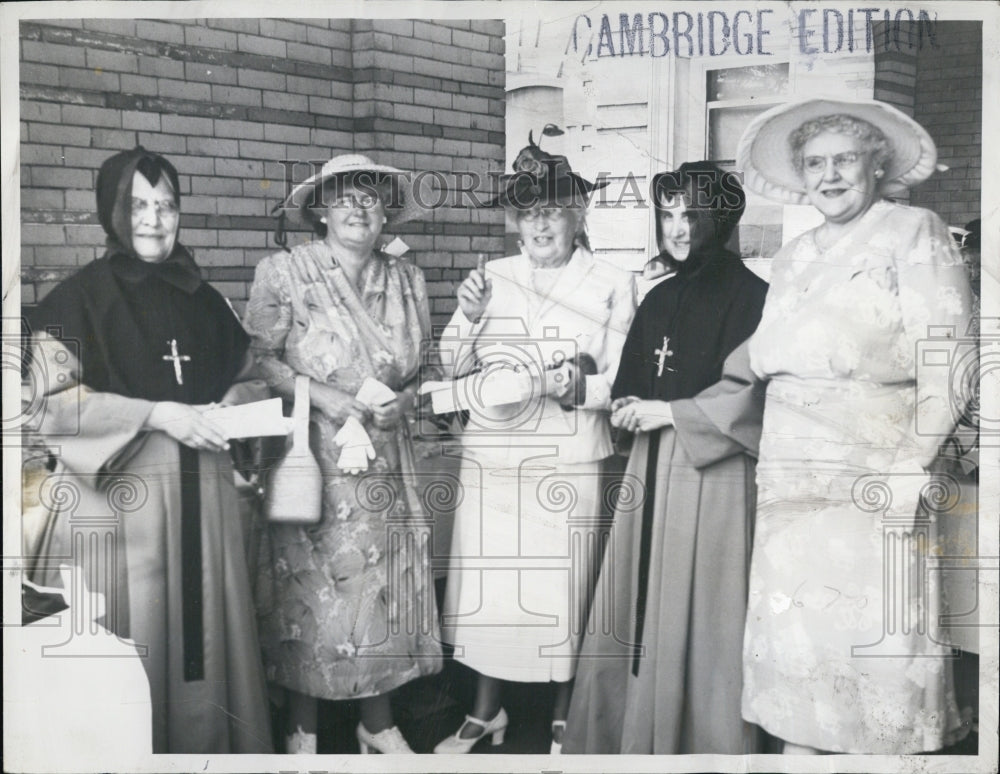 1949 Press Photo The Ladies that made the &quot;Garden Party&quot; a big Sucess - Historic Images