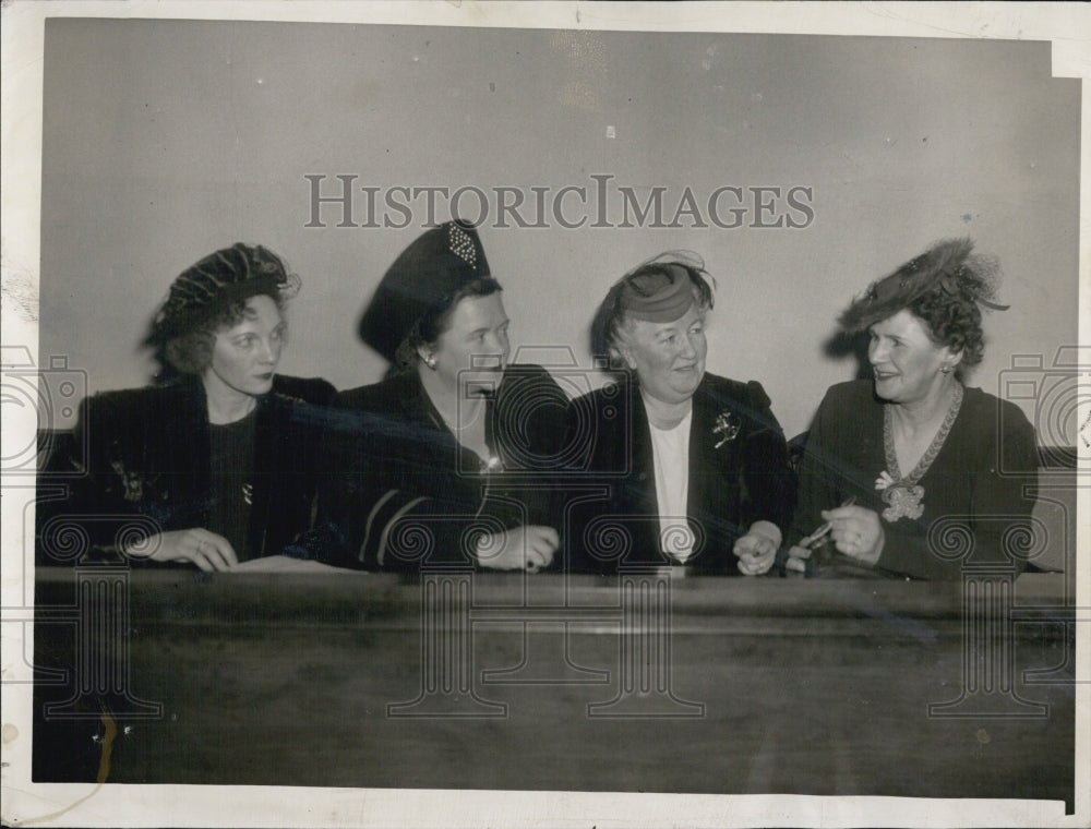 1947 Press Photo Margaret Walsh,Margaret Denny,Mary Wholey,Mrs Edwin Troland - Historic Images