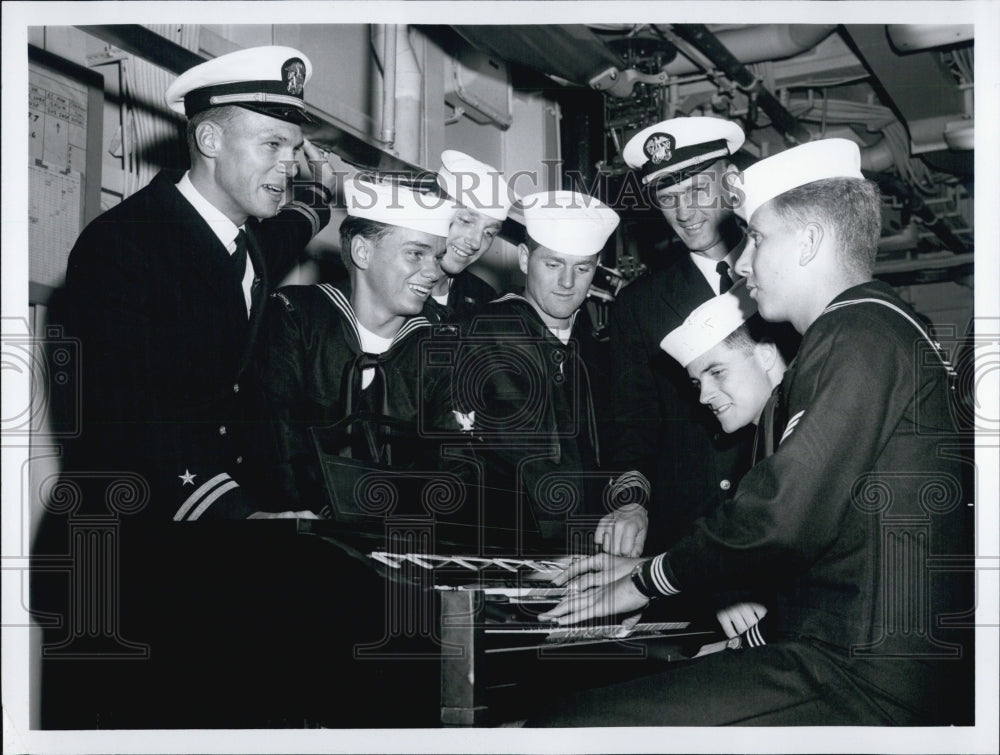 1967 Press Photo Seaman first class David Whitney returns from tour - Historic Images