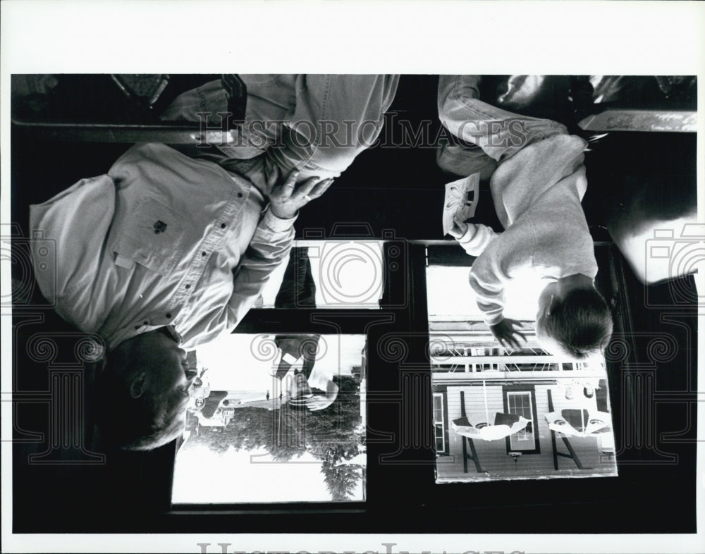 1996 Press Photo 7-year-old Scott London waves at Stationmaster Joe O'Neil - Historic Images