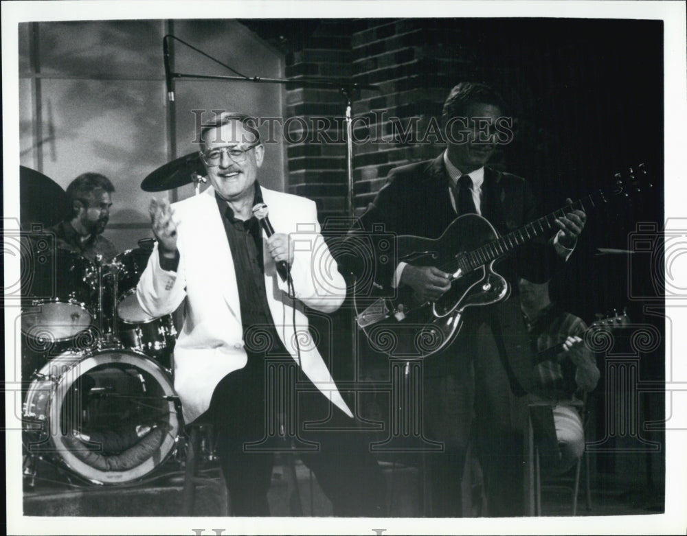 Press Photo Singer John Whittaker performs &quot;The Last Farewell&quot; - Historic Images