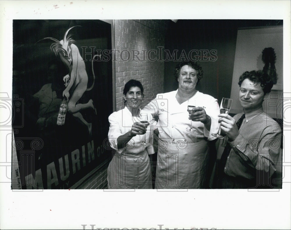 1995 Press Photo Jasper White gives farewell toast to resaurant INSIDE Track - Historic Images