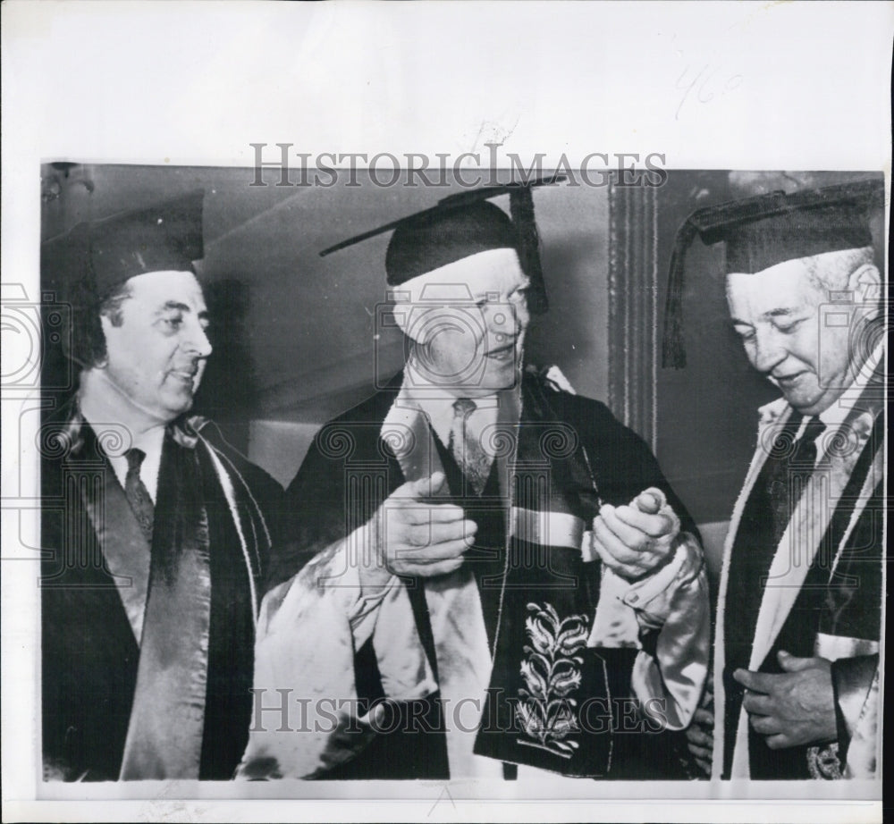 1959 Press Photo Pres.Eisenhower wearing robe - Historic Images