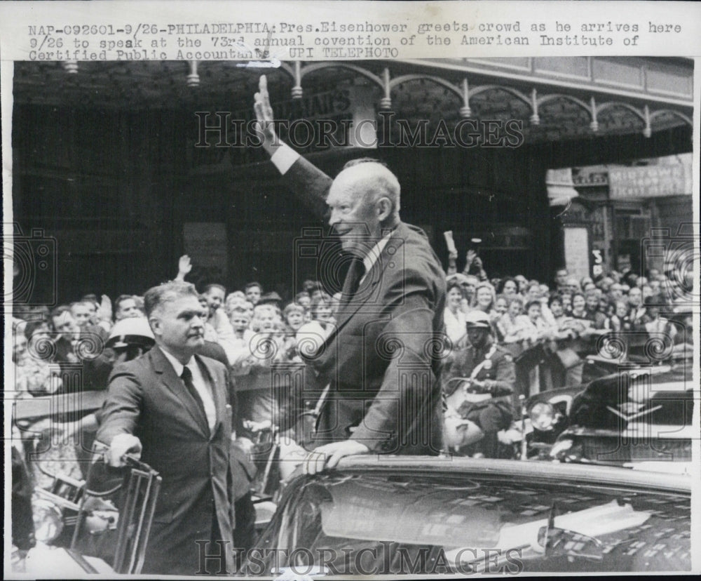 1960 Press Photo Pres.Eisenhower waves his hands - Historic Images