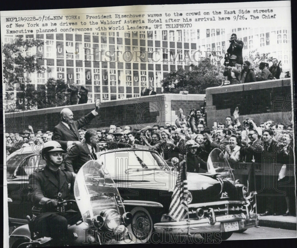 1960 Press Photo Pres.Eisenhower waves to the crowd in New York - Historic Images