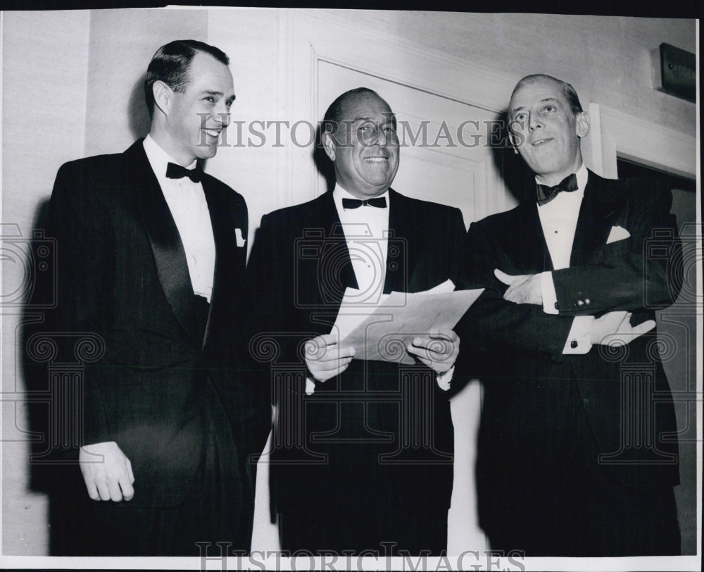 1969 Press Photo Dr.Doughlas,Mr.Am Sonnabend & Alistair Cookeas a honored guests - Historic Images