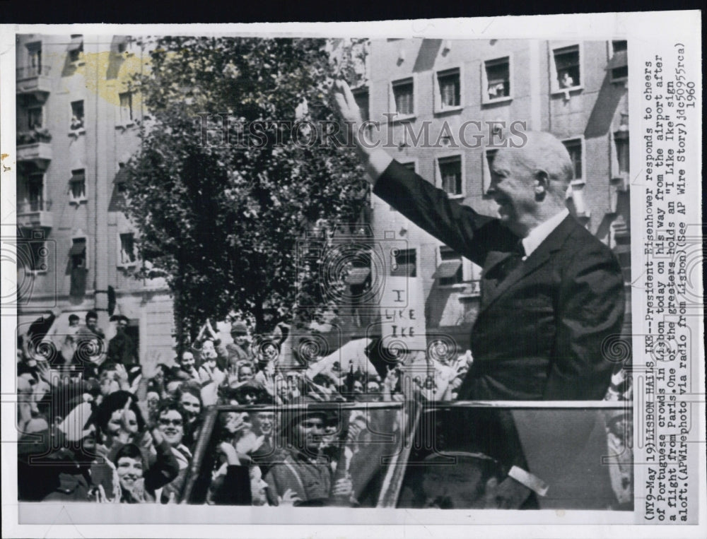 1960 Press Photo Pres.Eisenhower responds to cheers  of the crowds in Lisbon - Historic Images