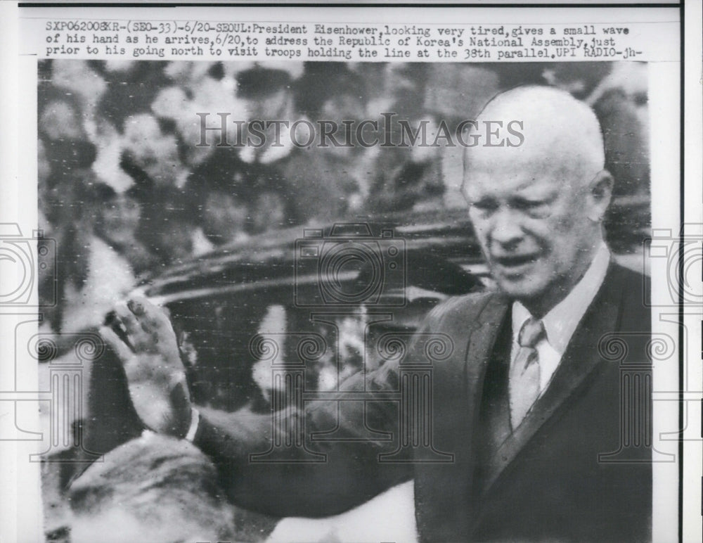 1960 Press Photo Pres.Eisenhower looking very tired gives a small wave to crowd - Historic Images