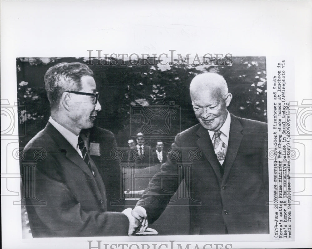 1960 Press Photo Pres.Eisenhower &amp;  Prime Min. Huh Chung shake hands in Seoul - Historic Images