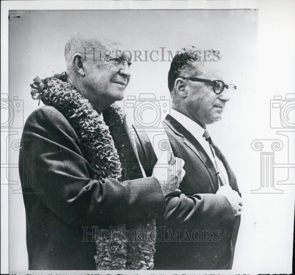 1960 PressPhoto Pres.Eisenhower wearing a red carnation lei w/Gov. William Quin - Historic Images