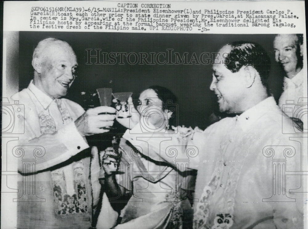 1960 Press Photo Pres.Eisenhower(L) &amp;Carlos Garcia(R) toast each other - Historic Images