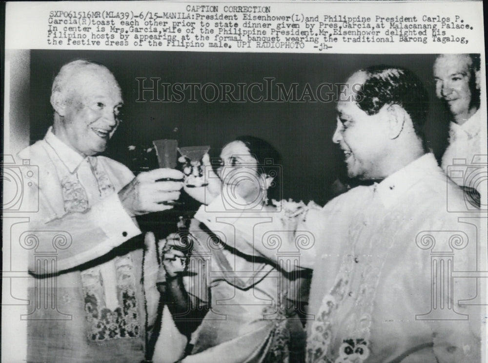 1960 Press Photo Pres.Eisenhower(L) &Carlos Garcia(R) toast each other - Historic Images