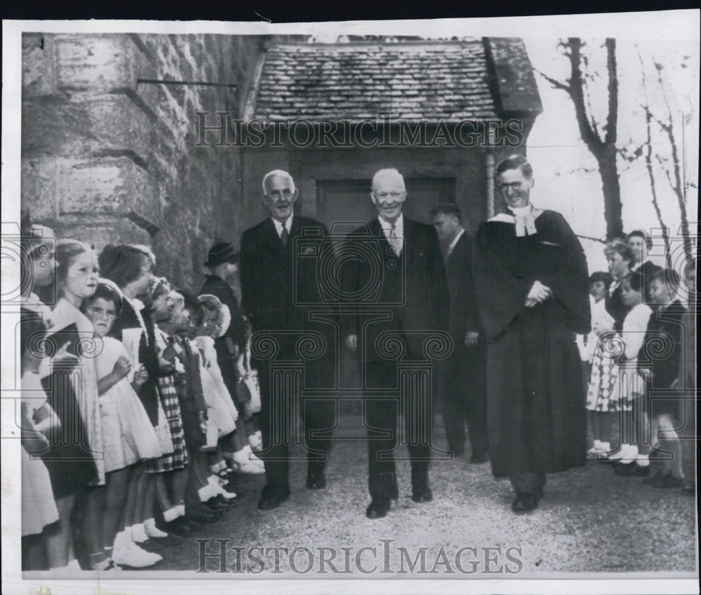 1959Press Photo Children line both sides of the walk to see president Eisenhower - Historic Images