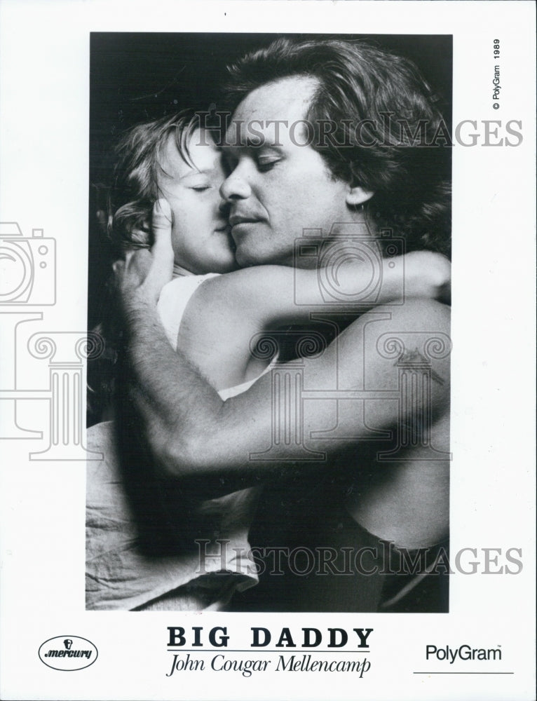 1989 Press Photo Big Daddy John Cougar Mellencamp Young Girl Mercury Records - Historic Images
