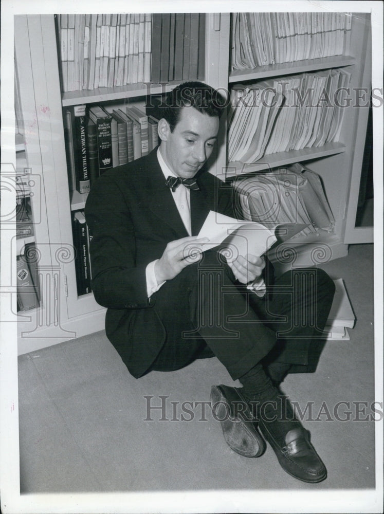 1943 Press Photo Dan Loper, Multi Talented Actor - Historic Images