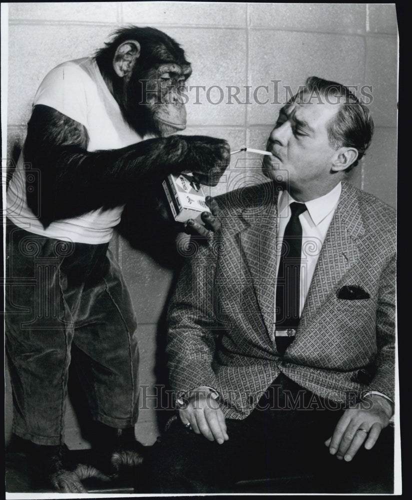 1964 Press PhotoHenry Ringling North with Doowin Chimpanzee - Historic Images