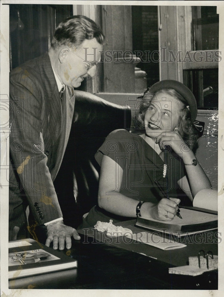 1947 Jane Himmelman of Nova Scotia, with Mayor Hynes, - Historic Images