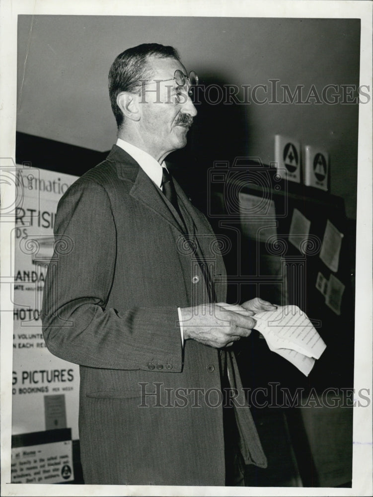 1942 Press Photo Public Safety Hearing F. L. Higginson, Dir. of Svcs. &amp; Supplies - Historic Images