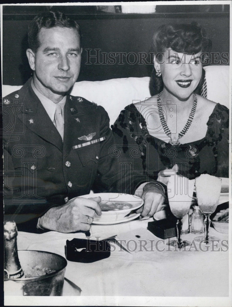 1944 Press Photo Col. Cornelius Vanderbuilt Whitneyand Wife Eleanor - Historic Images