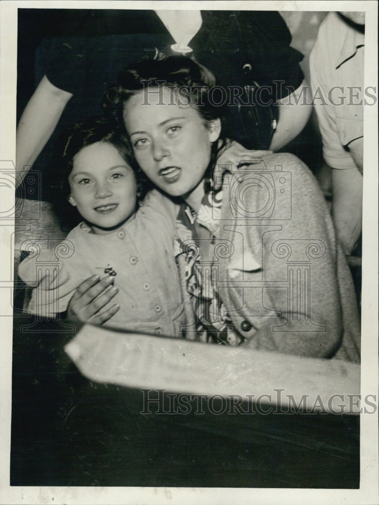 1942 Press Photo Mitzi Kuehn and Edith Kuehn - RSG95843 - Historic Images