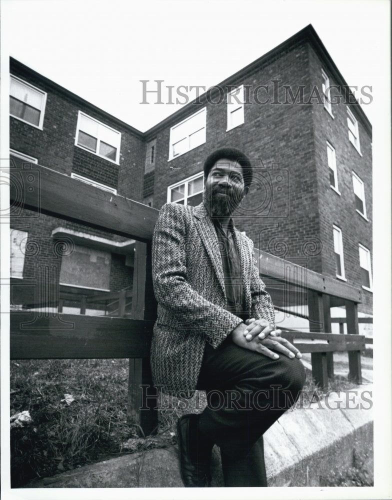 1994 Press Photo Boston playwright Robert Johnson infront of Orchard Park Hsng - Historic Images