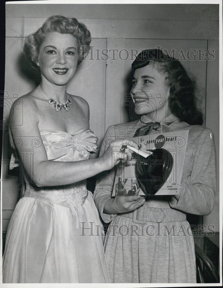 1950 Press Photo Actress Claire Trevor contributes to 1950 Heart Campaign - Historic Images