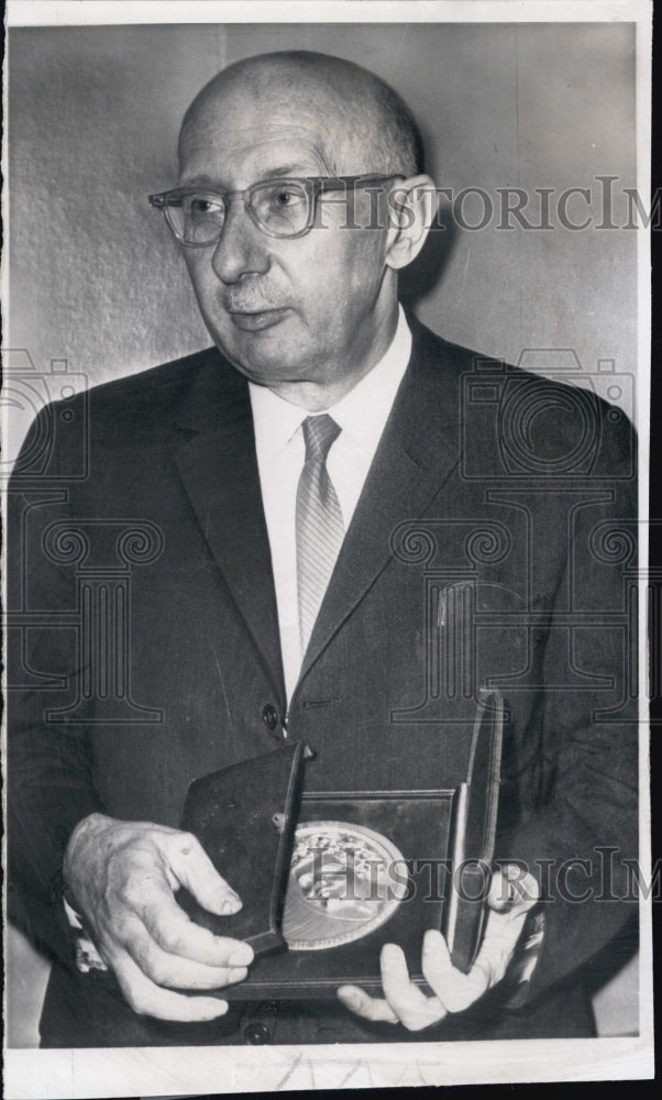 1961 Press Photo Dr. Georg von Bekesy wins the 1961 Nobel Prize in medicine - Historic Images