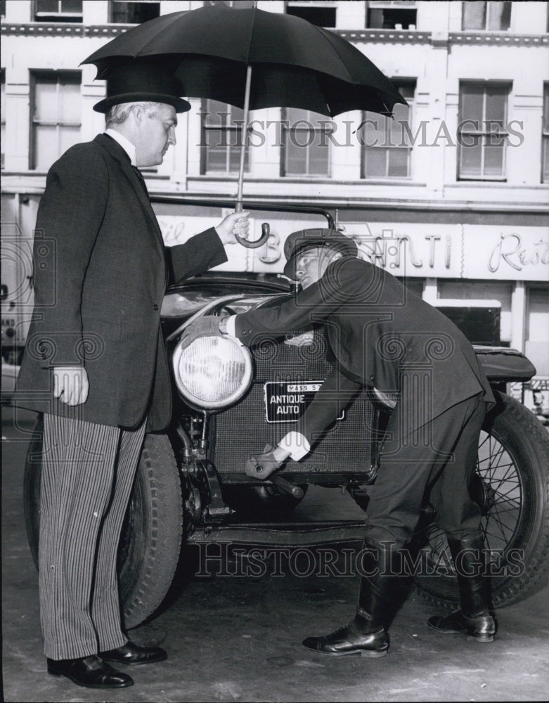 1958 Press Photo Reddy Wade &amp; his chauffer James Whittall - Historic Images