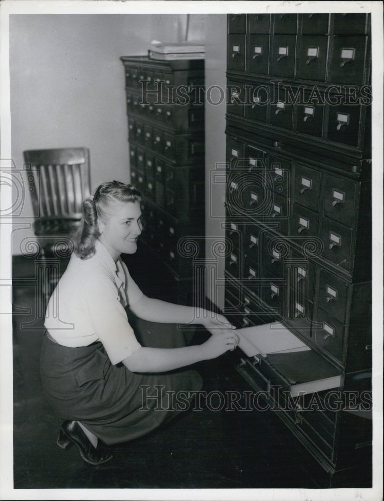 1949 Press Photo Lucille Geyer, correct posture - Historic Images