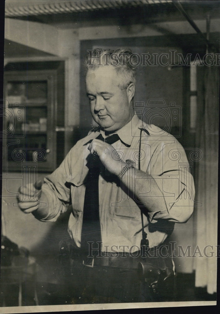 1952 Press Photo Officer Jas E.Cavanaugh - RSG96419 - Historic Images