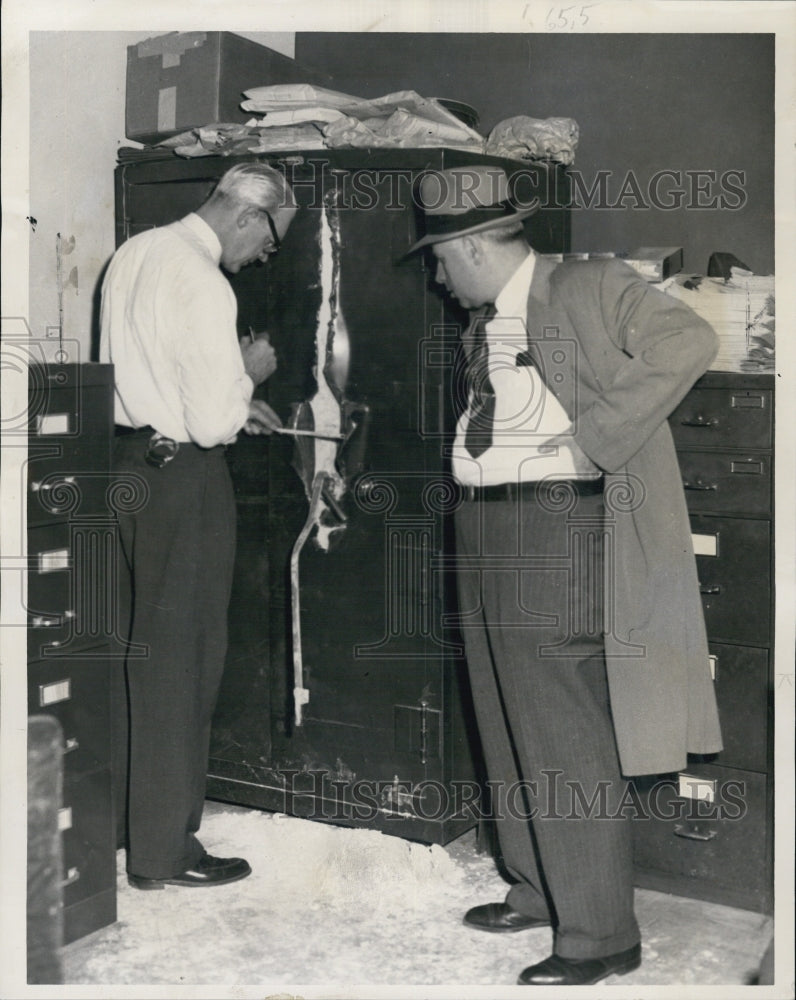 1959 Detectives Warren Corbett Anthony Caperei Examine Store Safe - Historic Images